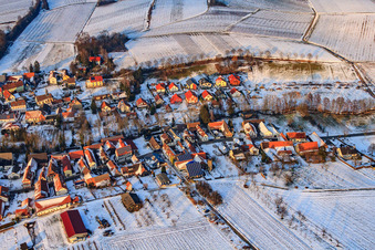 Vue aérienne de Kirchgasse en hiver avec de la neige à Dierbach dans le département Rhénanie-Palatinat, Allemagne