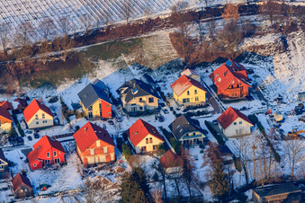 Vue aérienne de Kirchgasse en hiver avec de la neige à Dierbach dans le département Rhénanie-Palatinat, Allemagne
