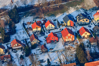 Photographie aérienne de Kirchgasse en hiver avec de la neige à Dierbach dans le département Rhénanie-Palatinat, Allemagne
