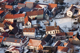Vue aérienne de Bâtiments d'église enneigés en hiver dans le centre du village à Dierbach dans le département Rhénanie-Palatinat, Allemagne