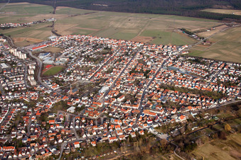 Vue aérienne de De l'ouest à le quartier Linkenheim in Linkenheim-Hochstetten dans le département Bade-Wurtemberg, Allemagne