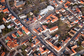 Vue aérienne de Bureau du maire, Centre culturel et des congrès, Bürgerhaus Linkenheim-Hochstetten et Volksbank pur à le quartier Linkenheim in Linkenheim-Hochstetten dans le département Bade-Wurtemberg, Allemagne