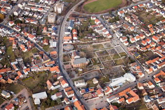 Vue aérienne de Église protestante au cimetière à le quartier Linkenheim in Linkenheim-Hochstetten dans le département Bade-Wurtemberg, Allemagne