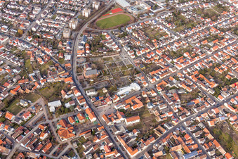 Vue aérienne de Itinéraire de la Karlsruher Straße à le quartier Linkenheim in Linkenheim-Hochstetten dans le département Bade-Wurtemberg, Allemagne