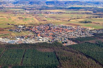 Vue aérienne de Vue de la ville depuis le nord-est, avec la zone industrielle près de la gare. à le quartier Friedrichstal in Stutensee dans le département Bade-Wurtemberg, Allemagne