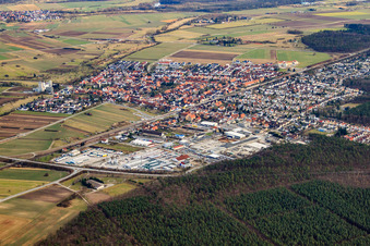Vue aérienne de Vue de la ville depuis le nord-est, avec la zone industrielle près de la gare. à le quartier Friedrichstal in Stutensee dans le département Bade-Wurtemberg, Allemagne