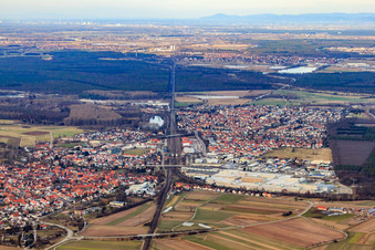 Vue aérienne de La ligne de chemin de fer sépare Neudorf à le quartier Graben in Graben-Neudorf dans le département Bade-Wurtemberg, Allemagne