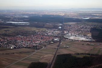 Vue aérienne de Vue des rues et des maisons dans les quartiers résidentiels à le quartier Neudorf in Graben-Neudorf dans le département Bade-Wurtemberg, Allemagne