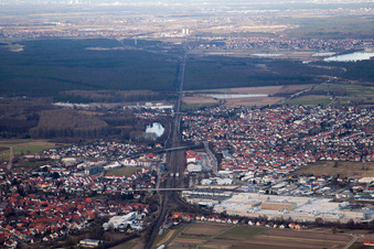 Vue aérienne de Vue des rues et des maisons dans les quartiers résidentiels à le quartier Neudorf in Graben-Neudorf dans le département Bade-Wurtemberg, Allemagne