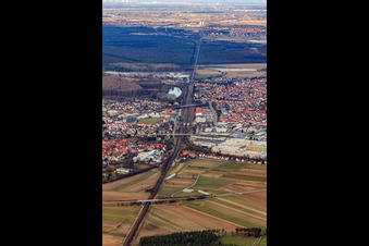 Vue aérienne de La ligne de chemin de fer sépare Neudorf à le quartier Graben in Graben-Neudorf dans le département Bade-Wurtemberg, Allemagne