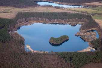 Vue aérienne de Neuthard, réserve naturelle de Kohlplattenschlag à le quartier Graben in Graben-Neudorf dans le département Bade-Wurtemberg, Allemagne