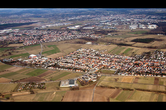 Vue aérienne de De l'ouest à le quartier Neuthard in Karlsdorf-Neuthard dans le département Bade-Wurtemberg, Allemagne