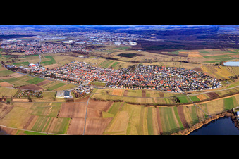 Vue aérienne de Panorama du village depuis l'ouest à le quartier Neuthard in Karlsdorf-Neuthard dans le département Bade-Wurtemberg, Allemagne