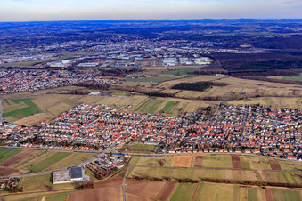 Vue oblique de De l'ouest à le quartier Neuthard in Karlsdorf-Neuthard dans le département Bade-Wurtemberg, Allemagne