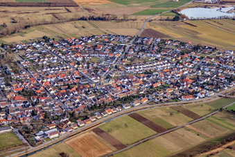 Vue aérienne de Vue de la ville depuis l'ouest avec l'église Saint-Sébastien à le quartier Neuthard in Karlsdorf-Neuthard dans le département Bade-Wurtemberg, Allemagne