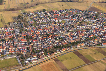 Vue aérienne de Vue de la ville depuis l'ouest avec l'église Saint-Sébastien à le quartier Neuthard in Karlsdorf-Neuthard dans le département Bade-Wurtemberg, Allemagne