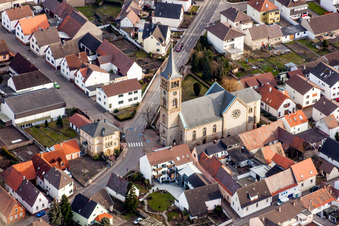 Vue aérienne de Bâtiment d'église au centre du village à le quartier Neuthard in Karlsdorf-Neuthard dans le département Bade-Wurtemberg, Allemagne