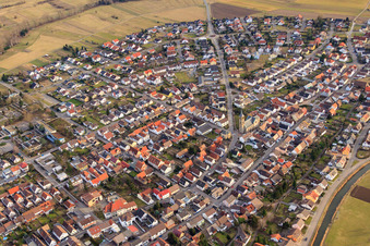 Photographie aérienne de Vue de la ville depuis l'ouest avec l'église Saint-Sébastien à le quartier Neuthard in Karlsdorf-Neuthard dans le département Bade-Wurtemberg, Allemagne