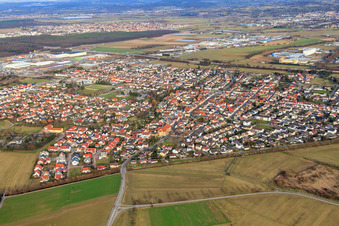 Vue aérienne de Du sud-ouest à le quartier Karlsdorf in Karlsdorf-Neuthard dans le département Bade-Wurtemberg, Allemagne