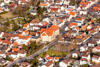 Vue aérienne de Église Saint-Sébastien au centre du village à le quartier Neuthard in Karlsdorf-Neuthard dans le département Bade-Wurtemberg, Allemagne