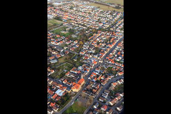 Vue aérienne de Amalienstraße avec l'église Saint-Jacques à le quartier Karlsdorf in Karlsdorf-Neuthard dans le département Bade-Wurtemberg, Allemagne