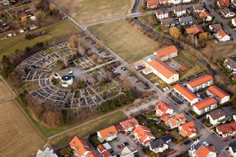 Vue aérienne de Cimetière à le quartier Karlsdorf in Karlsdorf-Neuthard dans le département Bade-Wurtemberg, Allemagne