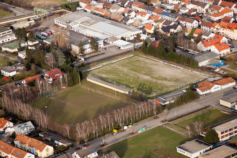 Vue aérienne de Terrain de sport du FC Germania à le quartier Karlsdorf in Karlsdorf-Neuthard dans le département Bade-Wurtemberg, Allemagne