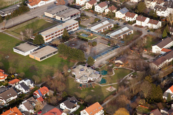 Vue aérienne de École de Schönborn à le quartier Karlsdorf in Karlsdorf-Neuthard dans le département Bade-Wurtemberg, Allemagne