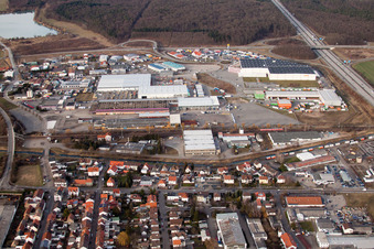 Vue aérienne de Zone industrielle sur l'autoroute à le quartier Karlsdorf in Karlsdorf-Neuthard dans le département Bade-Wurtemberg, Allemagne