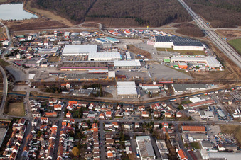 Vue aérienne de Zone industrielle sur l'autoroute à le quartier Karlsdorf in Karlsdorf-Neuthard dans le département Bade-Wurtemberg, Allemagne