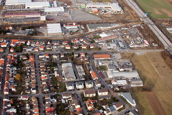Photographie aérienne de Zone industrielle sur l'autoroute à le quartier Karlsdorf in Karlsdorf-Neuthard dans le département Bade-Wurtemberg, Allemagne