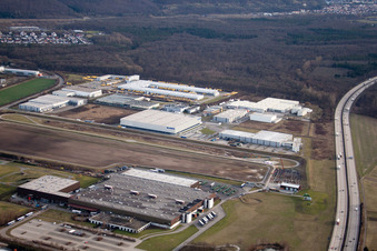 Vue aérienne de Zone industrielle Ouest II, John Deere à Bruchsal dans le département Bade-Wurtemberg, Allemagne