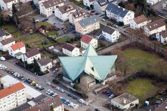 Vue aérienne de Bâtiment d'église au centre du village à Bruchsal dans le département Bade-Wurtemberg, Allemagne