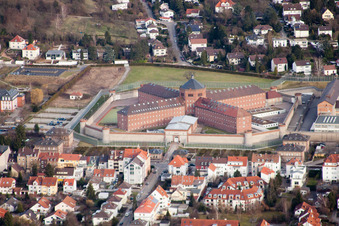 Vue aérienne de Terrain de la prison et clôture de sécurité de l'établissement pénitentiaire de Schönbornstraße dans le district d'Untergrombach à Bruchsal dans le département Bade-Wurtemberg, Allemagne