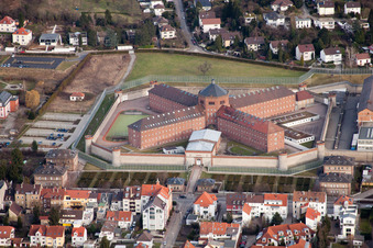 Vue aérienne de Terrain de la prison et clôture de sécurité de l'établissement pénitentiaire de Schönbornstraße dans le district d'Untergrombach à Bruchsal dans le département Bade-Wurtemberg, Allemagne