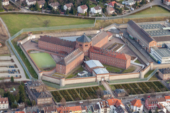 Vue aérienne de Terrain de la prison et clôture de sécurité de l'établissement correctionnel de la Schönbornstraße à Bruchsal dans le département Bade-Wurtemberg, Allemagne