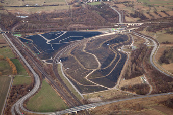 Vue aérienne de Site de la décharge de la Société BRLK pour les déchets organiques et le recyclage dans le district d'Untergrombach à Bruchsal dans le département Bade-Wurtemberg, Allemagne
