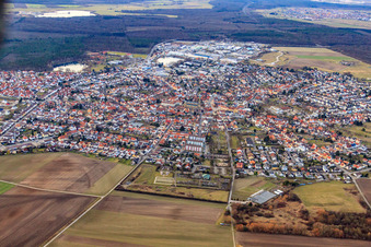 Vue aérienne de Vue de la ville depuis l'est à Forst dans le département Bade-Wurtemberg, Allemagne