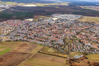 Vue aérienne de Vue de la ville depuis l'est à Forst dans le département Bade-Wurtemberg, Allemagne