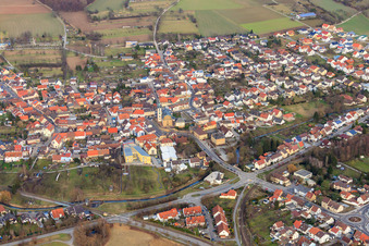 Vue aérienne de Centre-ville vu de l'ouest avec le jardin d'enfants Saint-Joseph et la maison de retraite ASB « Josefshaus ». à le quartier Ubstadt in Ubstadt-Weiher dans le département Bade-Wurtemberg, Allemagne