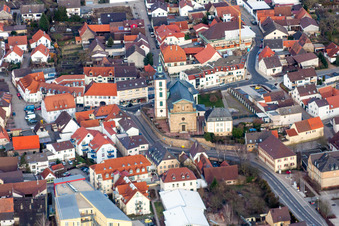 Vue aérienne de Église Saint-André à le quartier Ubstadt in Ubstadt-Weiher dans le département Bade-Wurtemberg, Allemagne