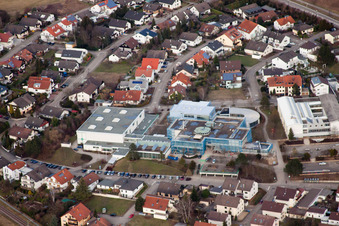 Vue aérienne de Centre culturel Alfred Delp et Bath à le quartier Ubstadt in Ubstadt-Weiher dans le département Bade-Wurtemberg, Allemagne