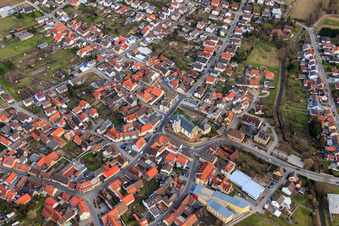 Vue aérienne de Centre-ville avec l'église Saint-André, le jardin d'enfants Saint-Joseph et la maison de retraite ASB « Josefshaus ». à le quartier Ubstadt in Ubstadt-Weiher dans le département Bade-Wurtemberg, Allemagne