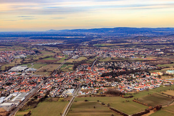 Vue aérienne de Quartier du sud à le quartier Bad Langenbrücken in Bad Schönborn dans le département Bade-Wurtemberg, Allemagne