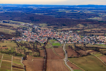 Vue aérienne de Vue de la ville depuis l'ouest à le quartier Zeutern in Ubstadt-Weiher dans le département Bade-Wurtemberg, Allemagne