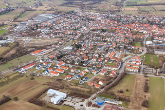 Vue aérienne de Vue des rues et des maisons dans les quartiers résidentiels à le quartier Bad Mingolsheim in Bad Schönborn dans le département Bade-Wurtemberg, Allemagne