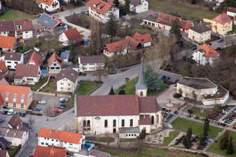 Vue aérienne de Saint-Lambert et son cimetière à le quartier Bad Mingolsheim in Bad Schönborn dans le département Bade-Wurtemberg, Allemagne