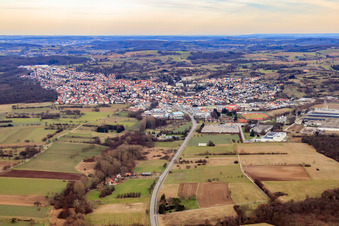Vue aérienne de De l'ouest à Östringen dans le département Bade-Wurtemberg, Allemagne