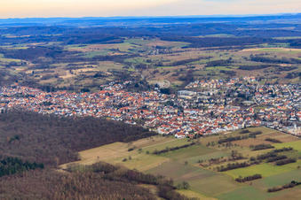 Vue aérienne de Vue de la ville depuis l'ouest à Östringen dans le département Bade-Wurtemberg, Allemagne