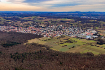 Vue aérienne de Vue de la ville depuis l'ouest à Östringen dans le département Bade-Wurtemberg, Allemagne